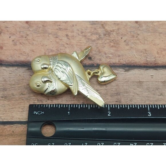 Vintage AJC Brooch Love Birds Brushed Gold Tone Dangle Heart Mid Century Signed - Picture 6 of 15